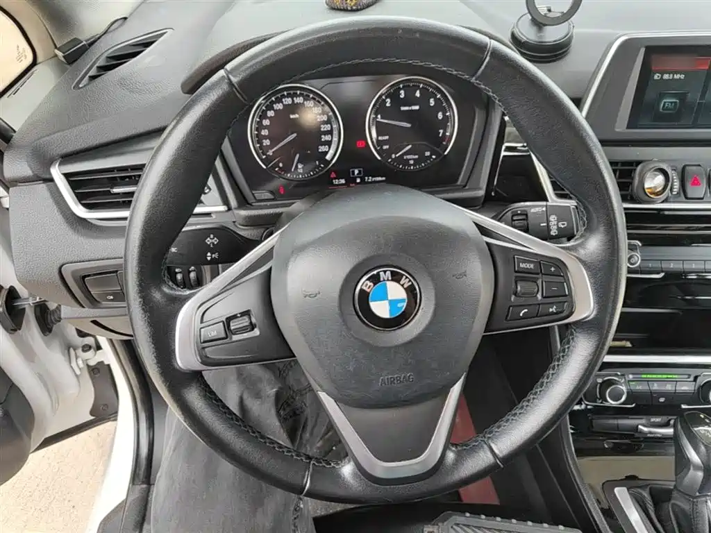BMW 2 Series Touring 2018 218i Sport Line фото 11