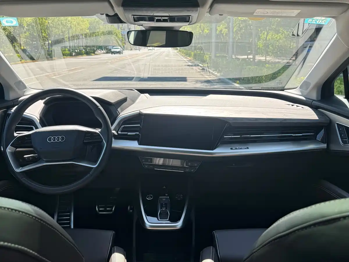 Фото 22 - Audi Q5 e-tron