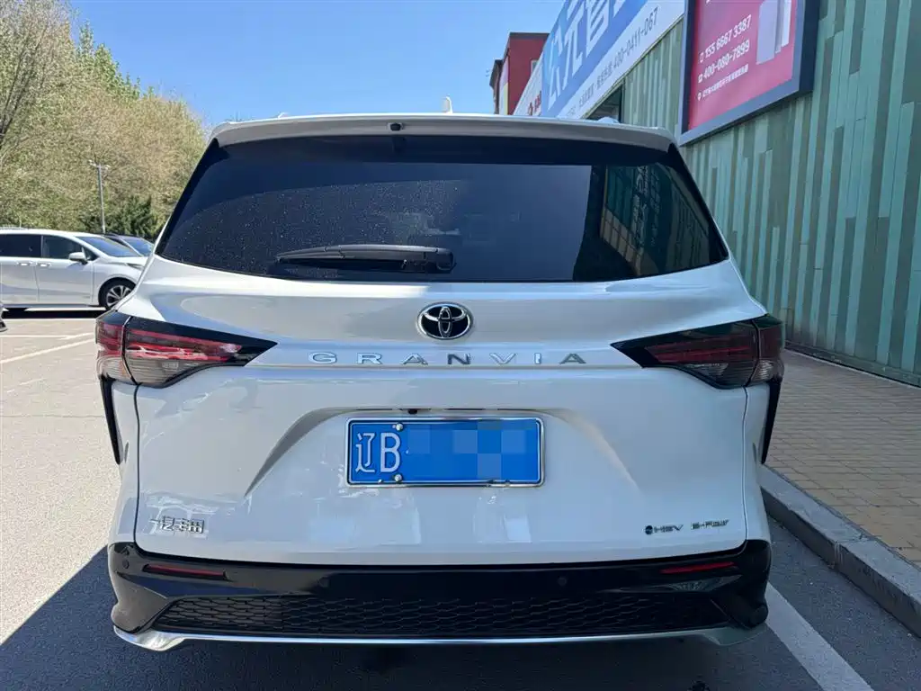 Toyota Granvia 2024 2.5L Hybrid Premium PLUS 4WD Edition фото 20