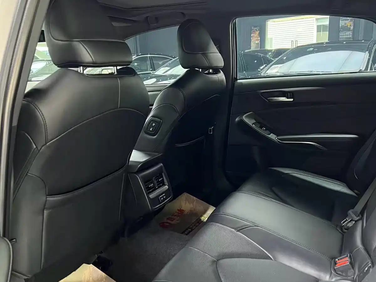 Toyota Avalon 2022 2.0L Luxury Edition фото 10