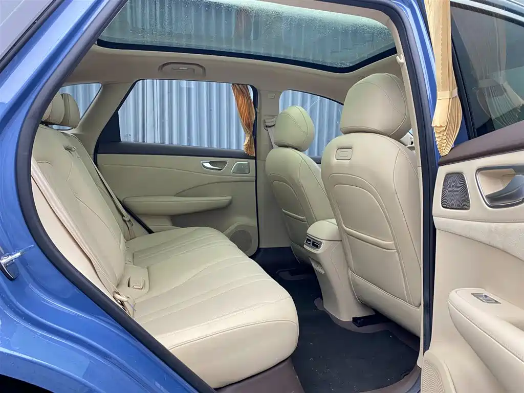 صورة 15 - Shangjie SUV