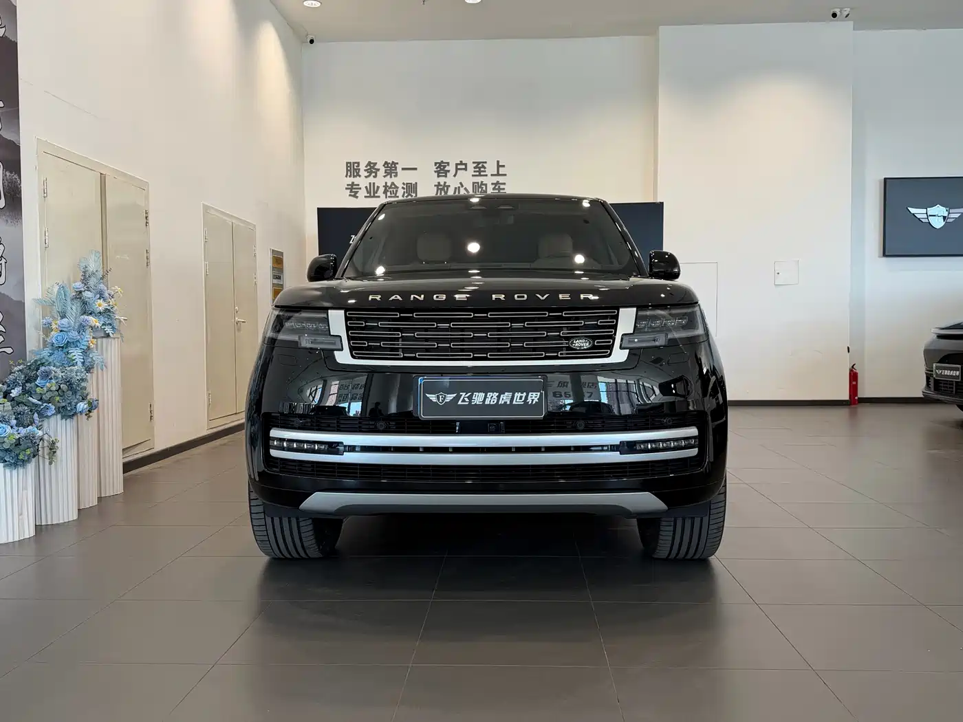 Land Rover Range Rover 2025 3.0 L6 400PS Flourishing Era Extended Wheelbase фото 2