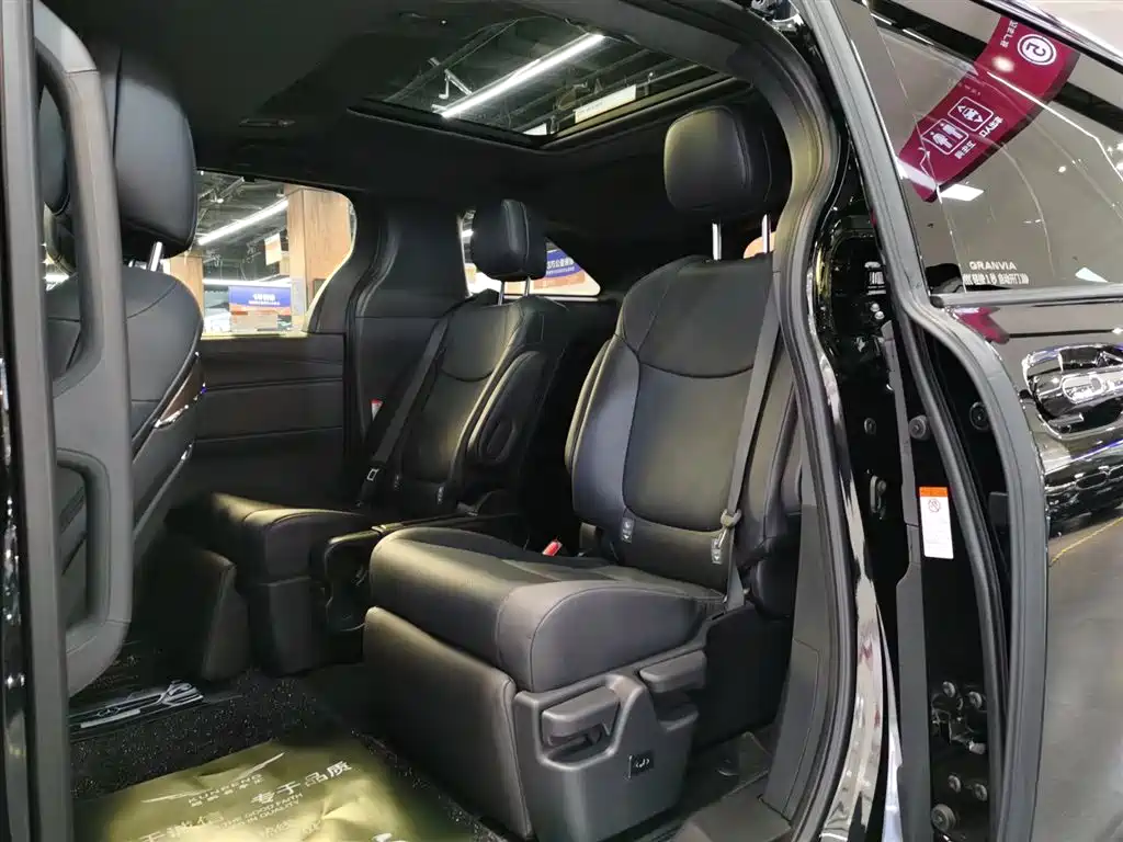 Toyota Granvia 2024 2.5L Hybrid Premium PLUS 4WD Edition фото 8