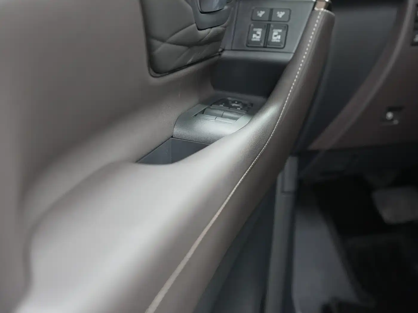 Toyota Alphard 2024 Hybrid 2.5L Ultimate Enjoyment Edition фото 6