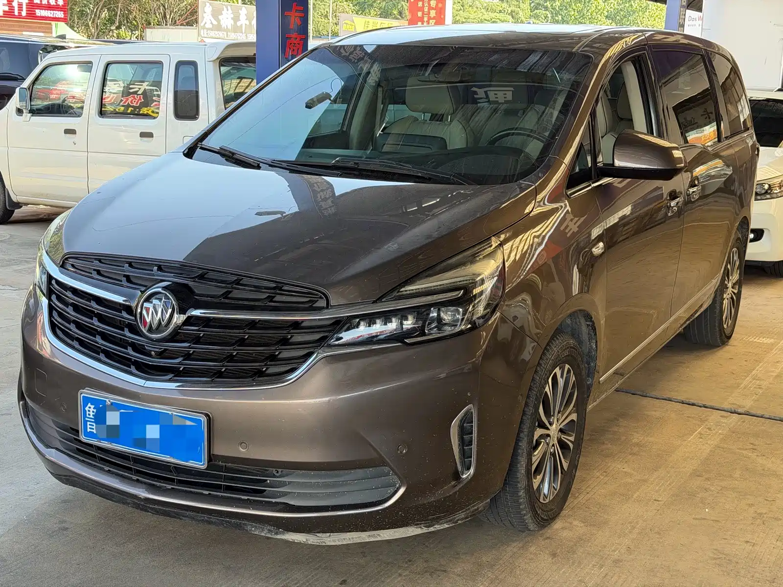 Photo 2 - Buick GL8