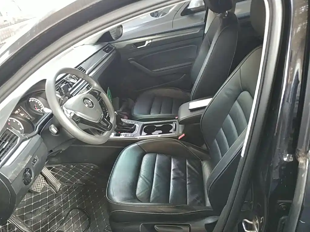 Volkswagen Passat 2015 1.8TSI DSG Elegance Edition фото 15