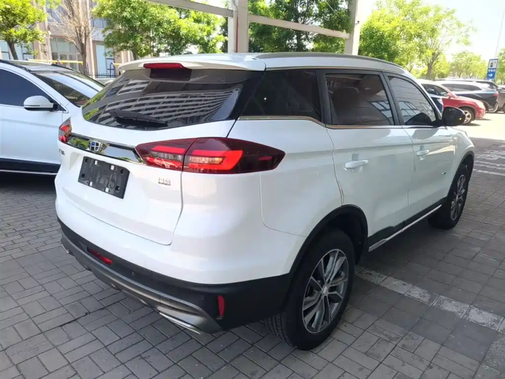 Фото 7 - Geely Boyue