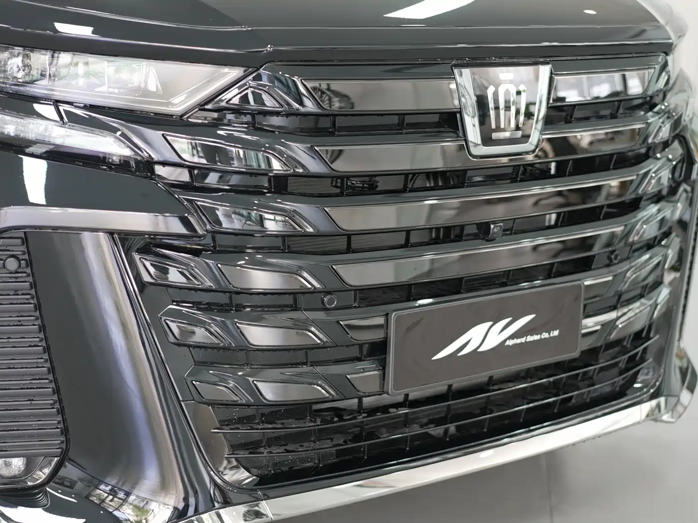 Toyota Vellfire 2025 Crown Hybrid 2.5L Ink Gold Executive Edition фото 4