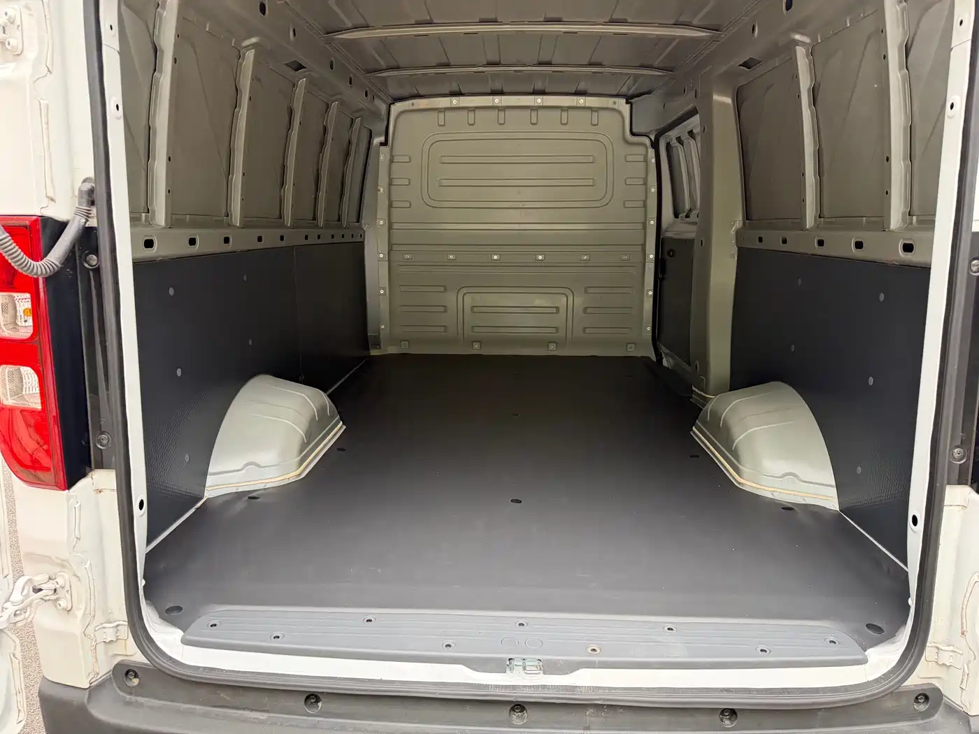 Wuling Motors Wuling Yangguang 2026 2024 300km Practical Enclosed Window Version 60kW