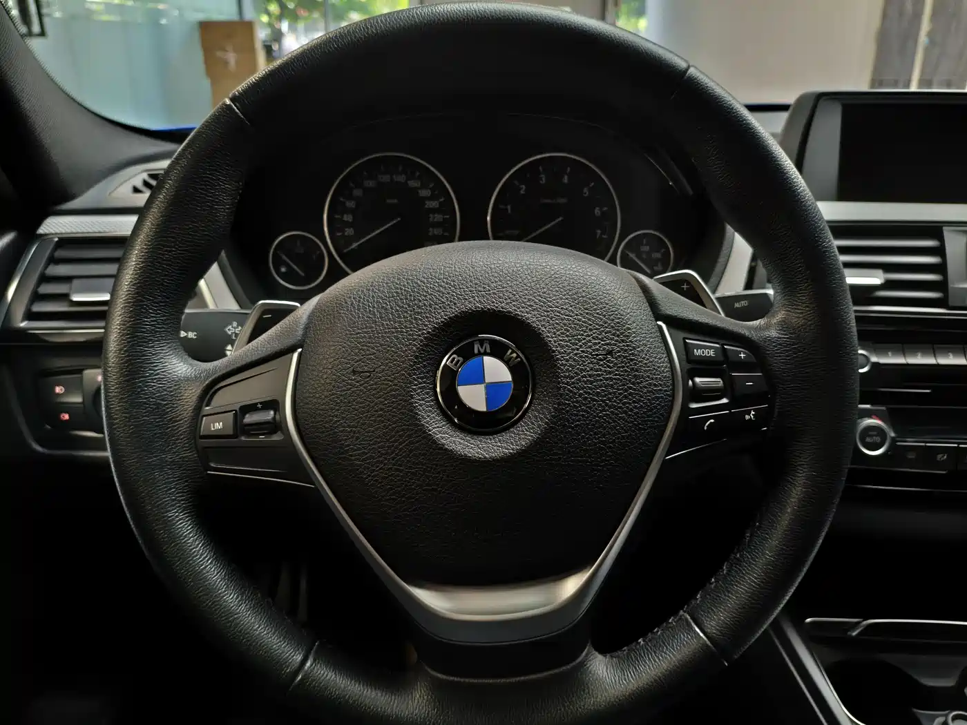 BMW 3 Series 2017 320i M Sport фото 25