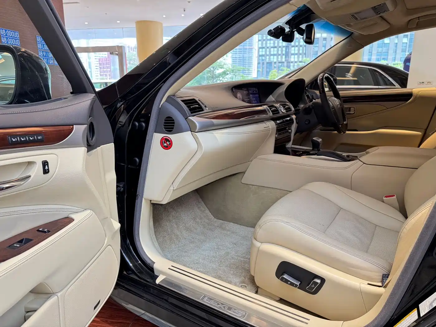 Фото 8 - Lexus LS