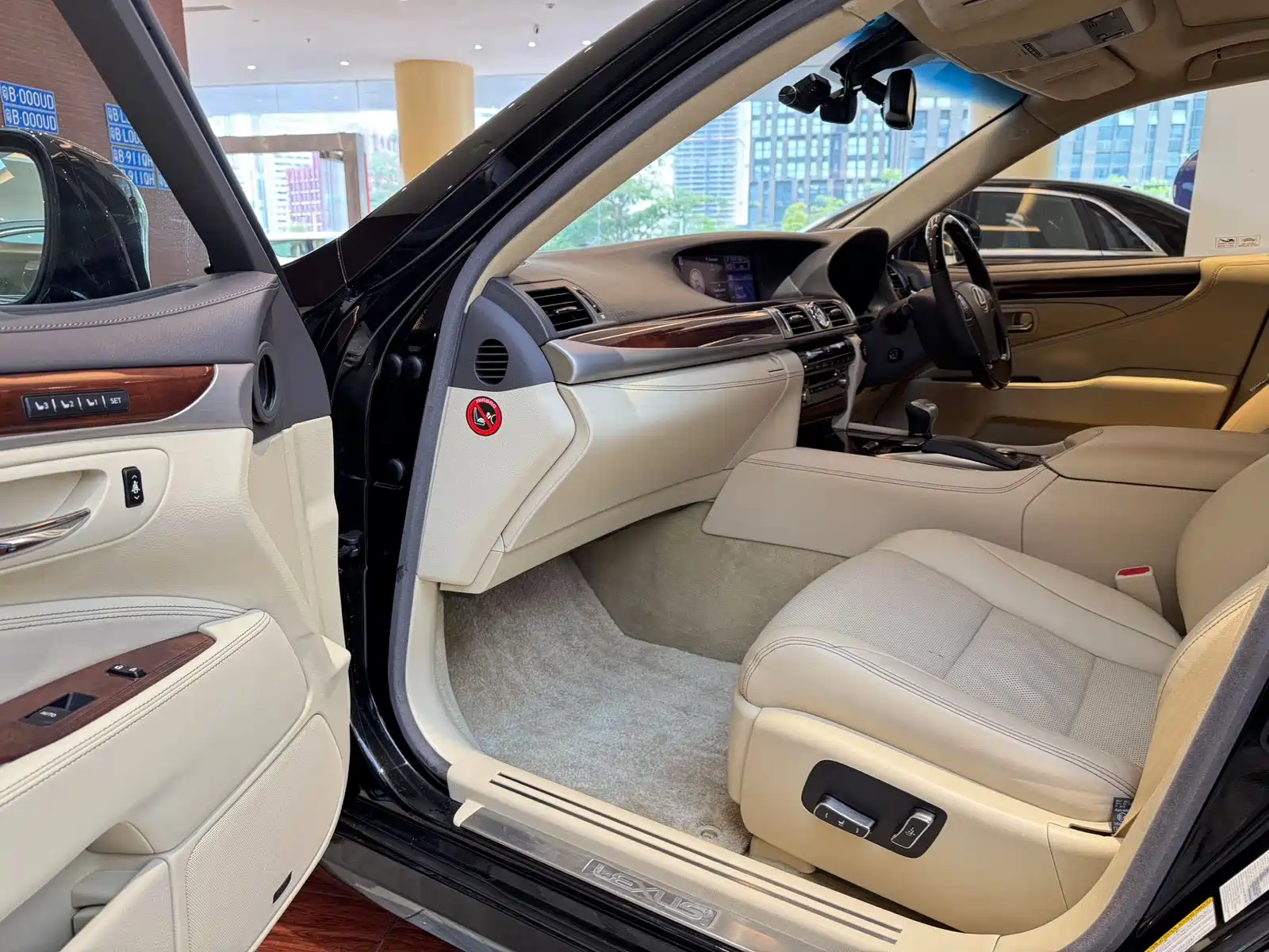 Фото 8 - Lexus LS