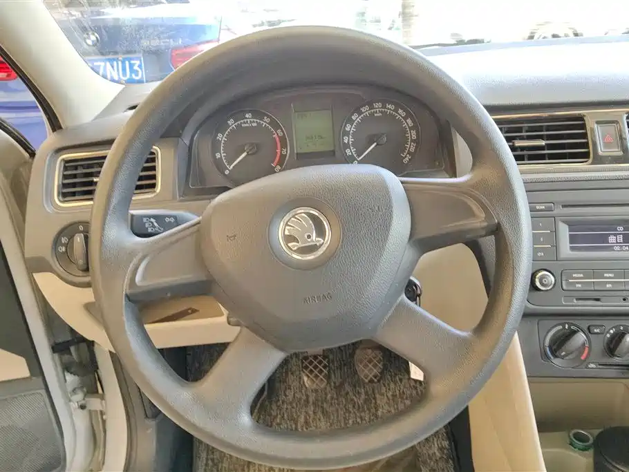 Škoda Rapid 2013 1.6L Manual Smart Selection фото 15