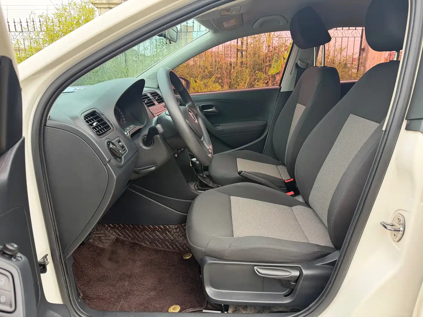 Volkswagen Polo 2016 1.4L Automatic Trend фото 8