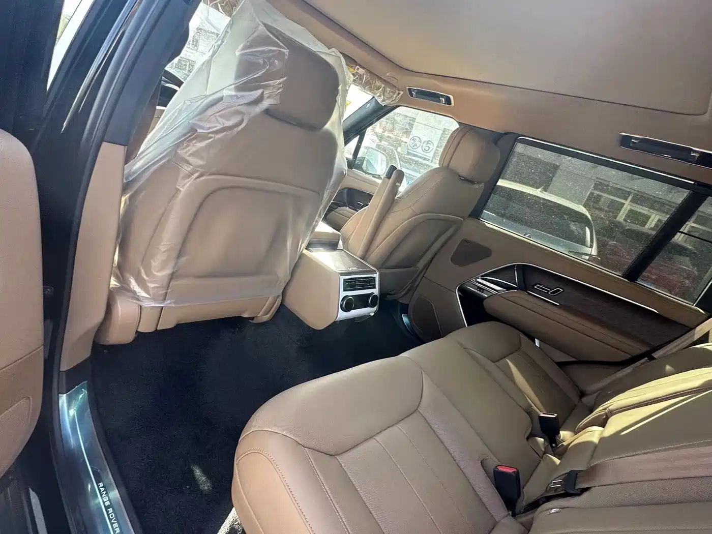 Land Rover Range Rover 2026 Model 3.0 L6 400PS SE Long Wheelbase Version фото 7