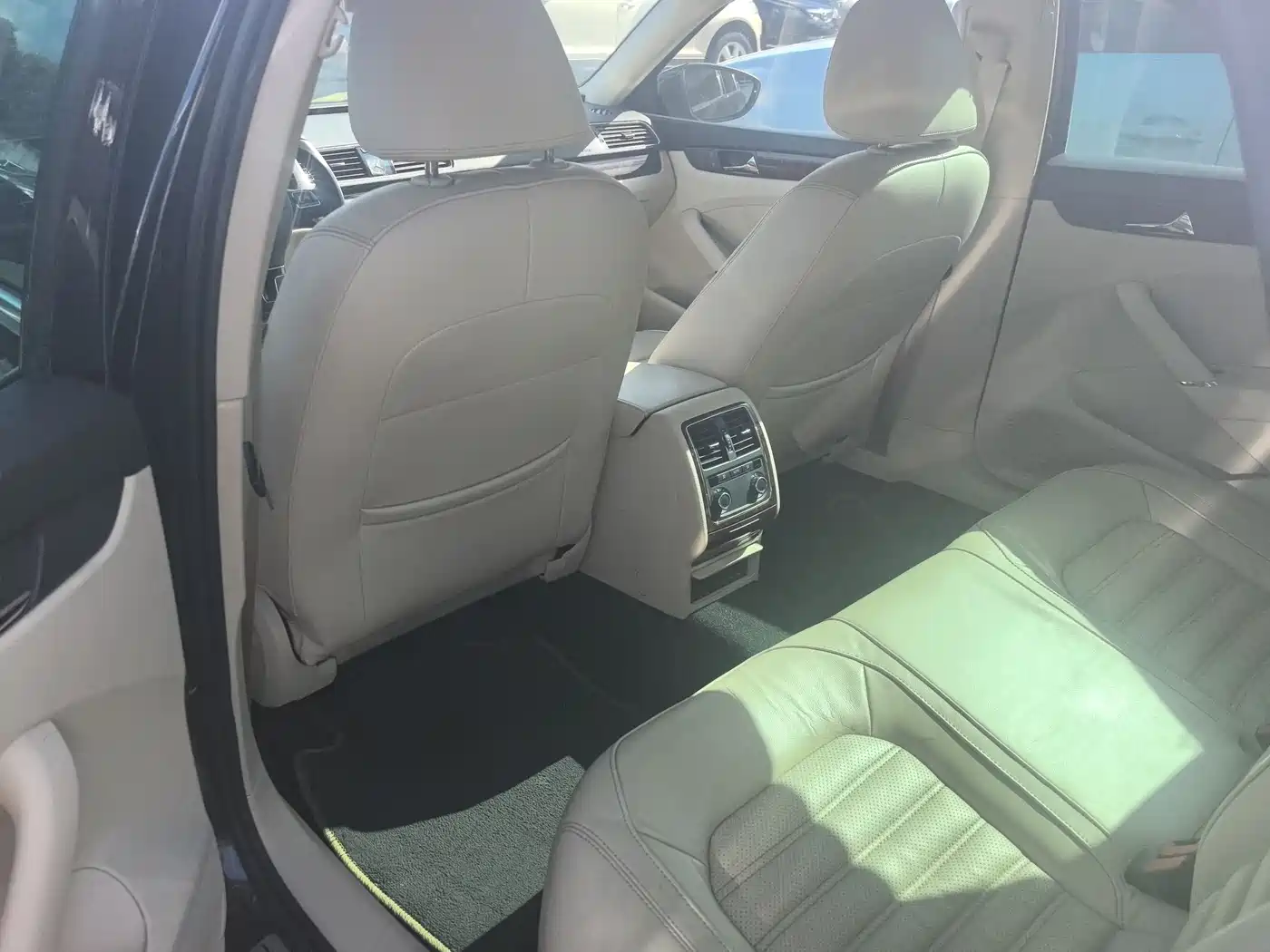 Volkswagen Passat 2011 1.8TSI DSG Royal Edition фото 7