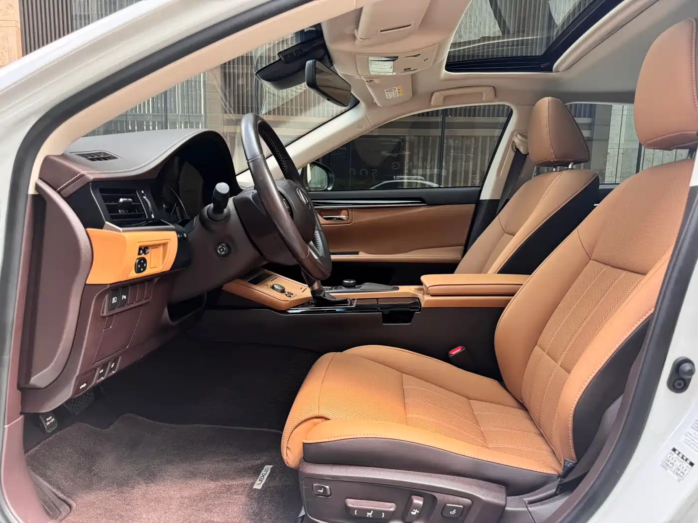 Lexus ES 2017 300h Mark Levinson Comfort Edition фото 15