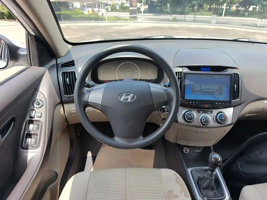 Hyundai Elantra 2016 1.6L Manual Family Joy Sunroof Edition фото 11