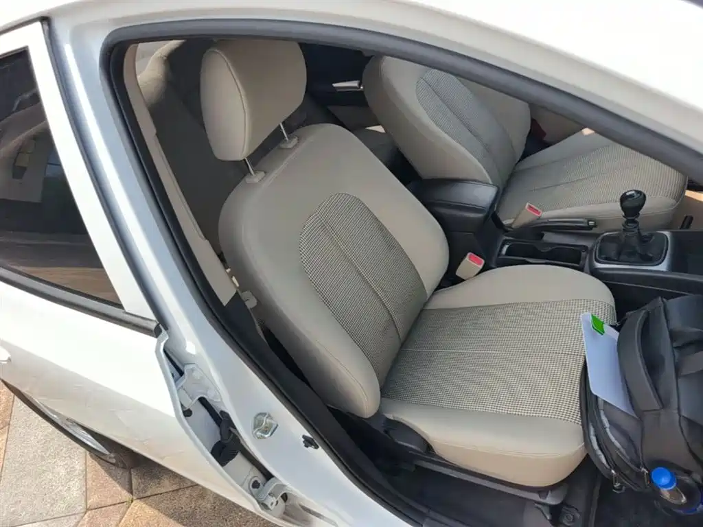 Hyundai Elantra 2016 1.6L Manual Family Joy Sunroof Edition фото 25