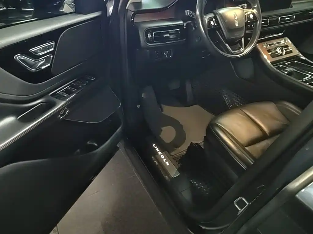 Фото 16 - Lincoln Aviator