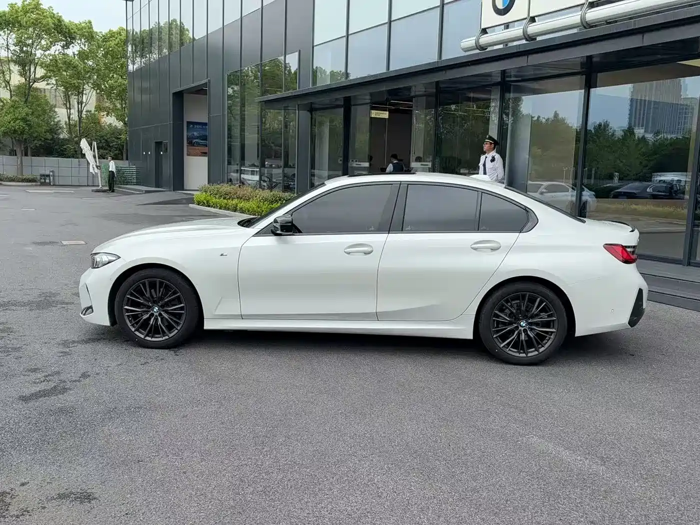 BMW 3 Series 2023 325i M Sport Black Night Package фото 16