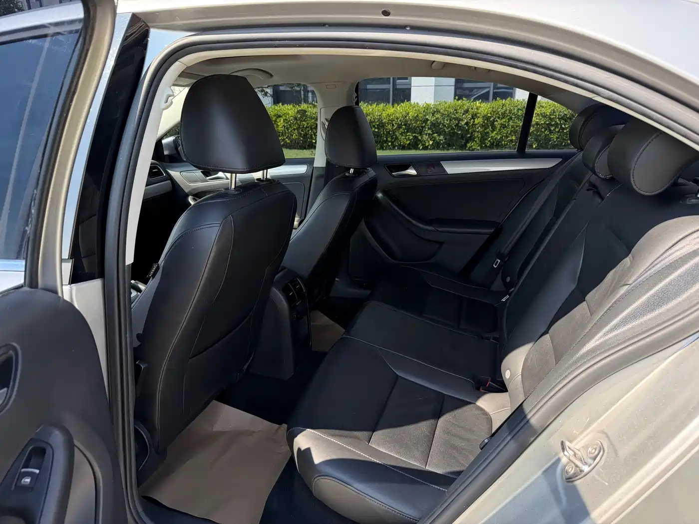 Volkswagen Sagitar 2015 1.6L Automatic Comfort фото 10