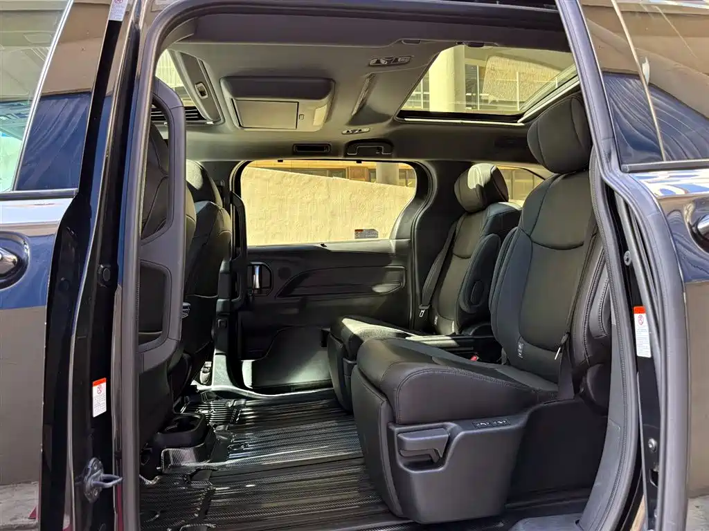 Toyota Granvia 2023 2.5L Hybrid VIP Edition фото 10
