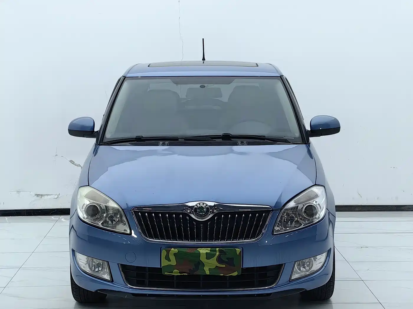 Škoda Fabia 2012 1.6L Auto Crystal Edition фото 2