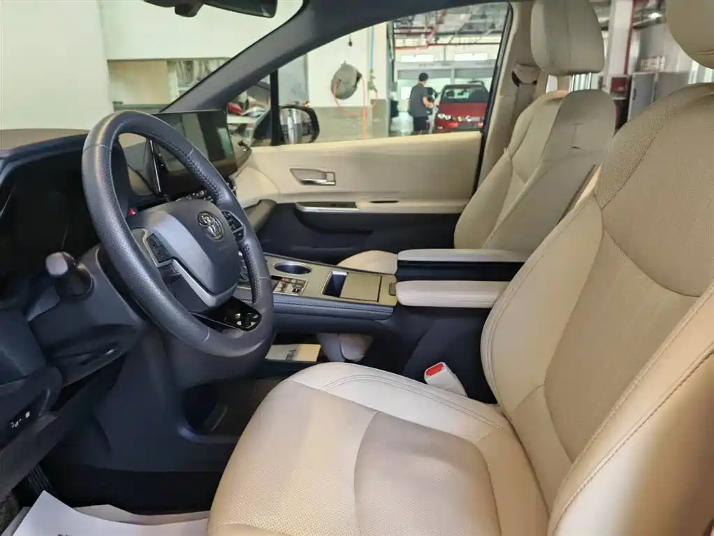 Toyota Sienna 2024 2.5L Hybrid Ultimate Premium Edition фото 12