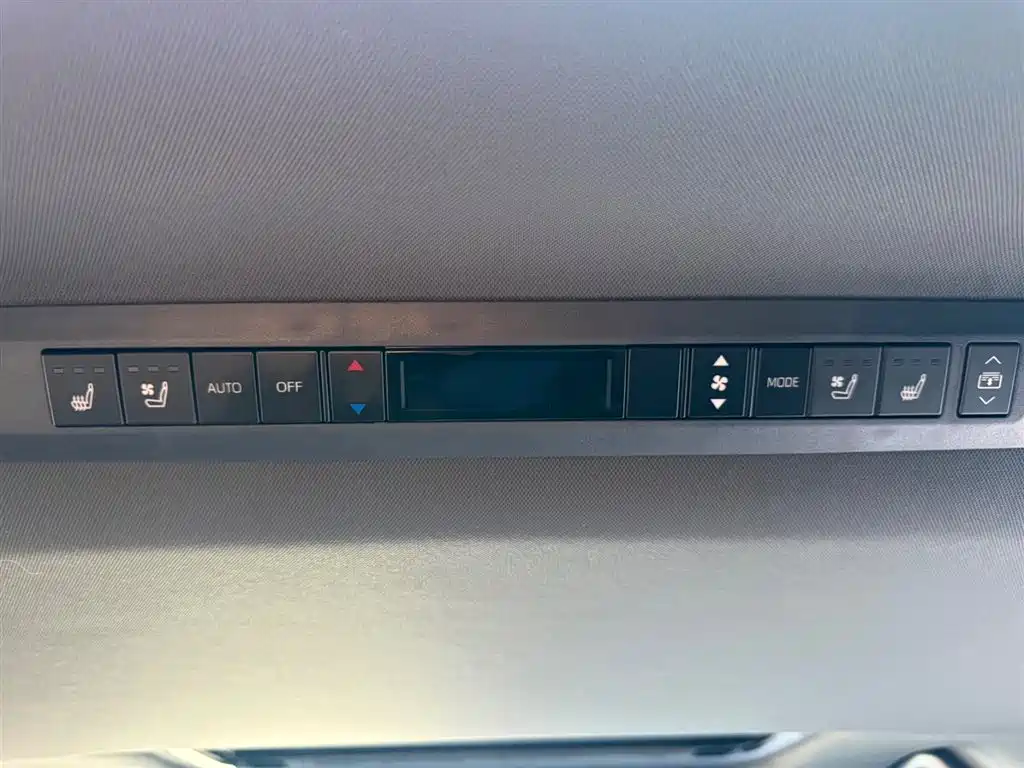Toyota Granvia 2024 2.5L Hybrid Premium PLUS 4WD Edition фото 17