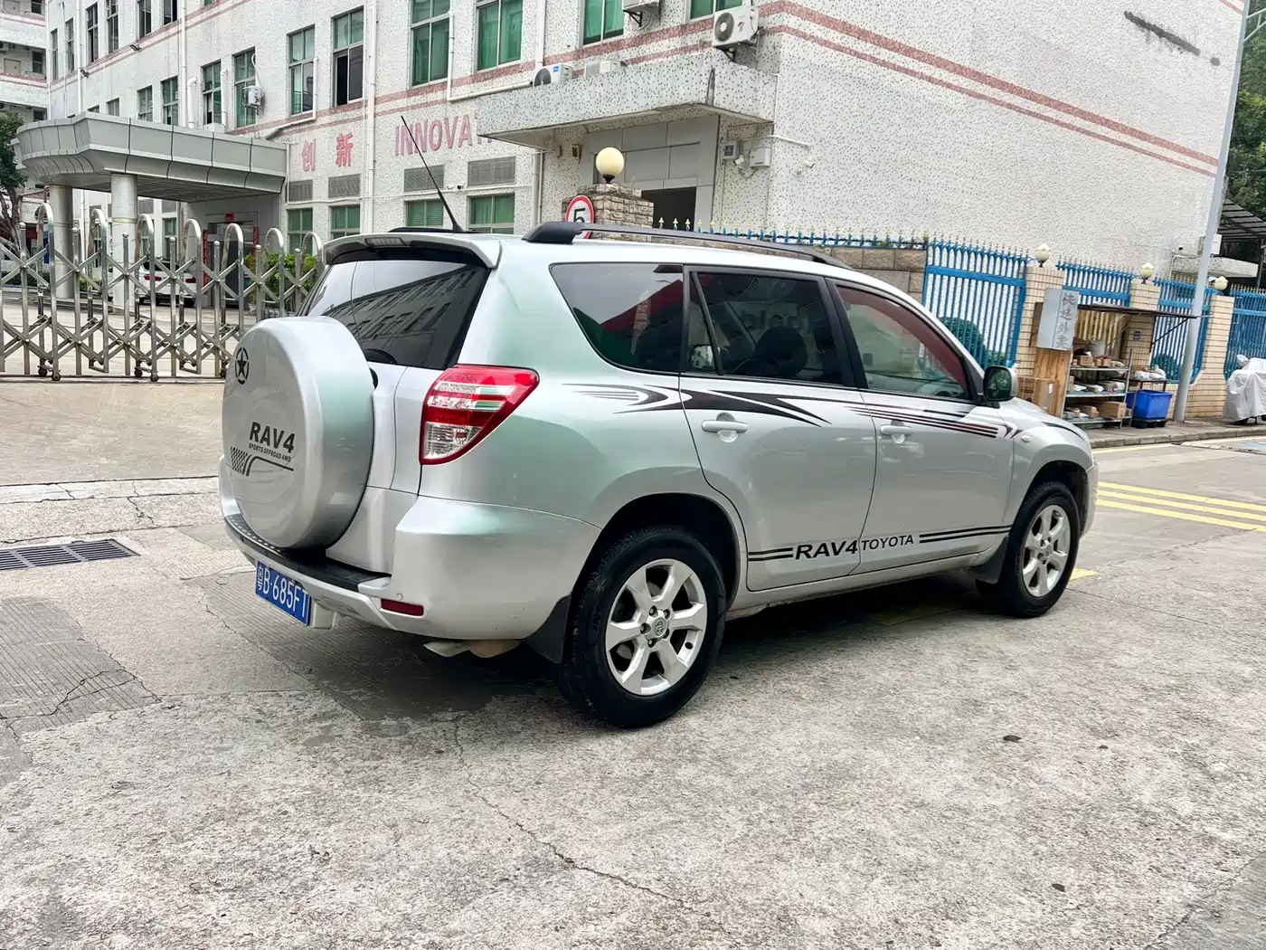Toyota RAV4 Rongfang 2010 2.0L Automatic Luxury Upgrade Edition фото 4