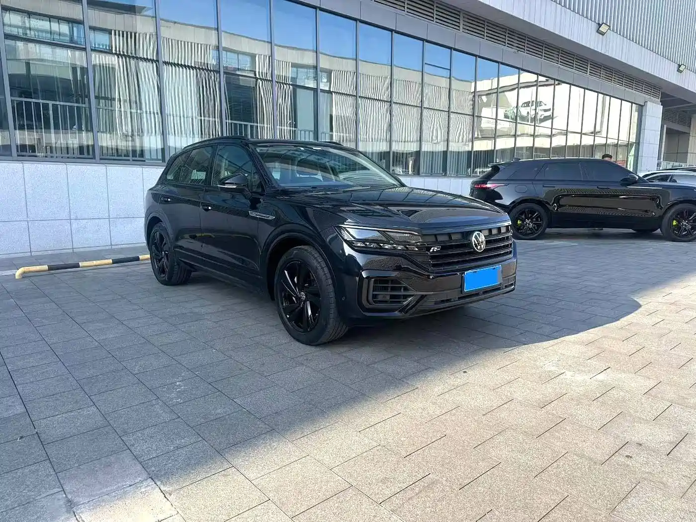 Volkswagen Touareg 2021 3.0TSI Sharp Edition with Gloss Black Sports Package фото 3