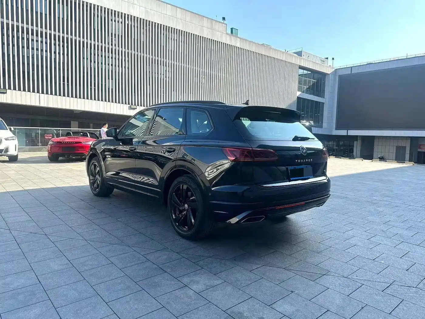 Volkswagen Touareg 2021 3.0TSI Sharp Edition with Gloss Black Sports Package фото 16