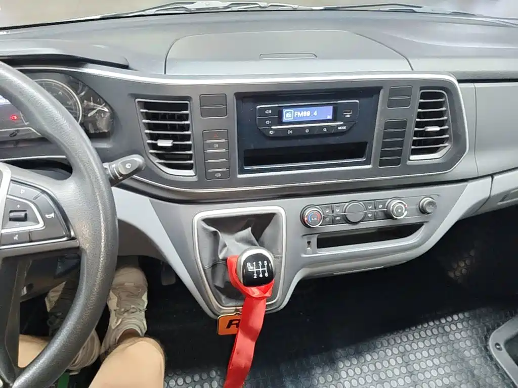 SAIC Maxus Xintu V80 2025 2025 Value Edition Aoyun 2.0T Manual Short Wheelbase Medium Roof 127Ps 5/6-seater