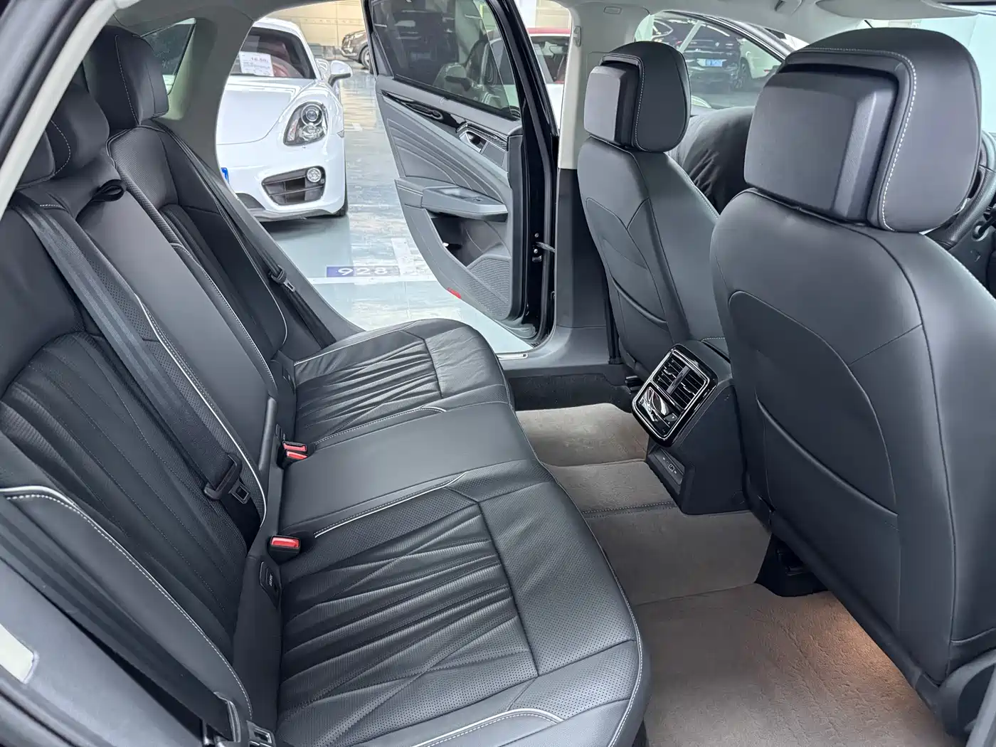 Volkswagen Passat 2023 380TSI Luxury Edition фото 16