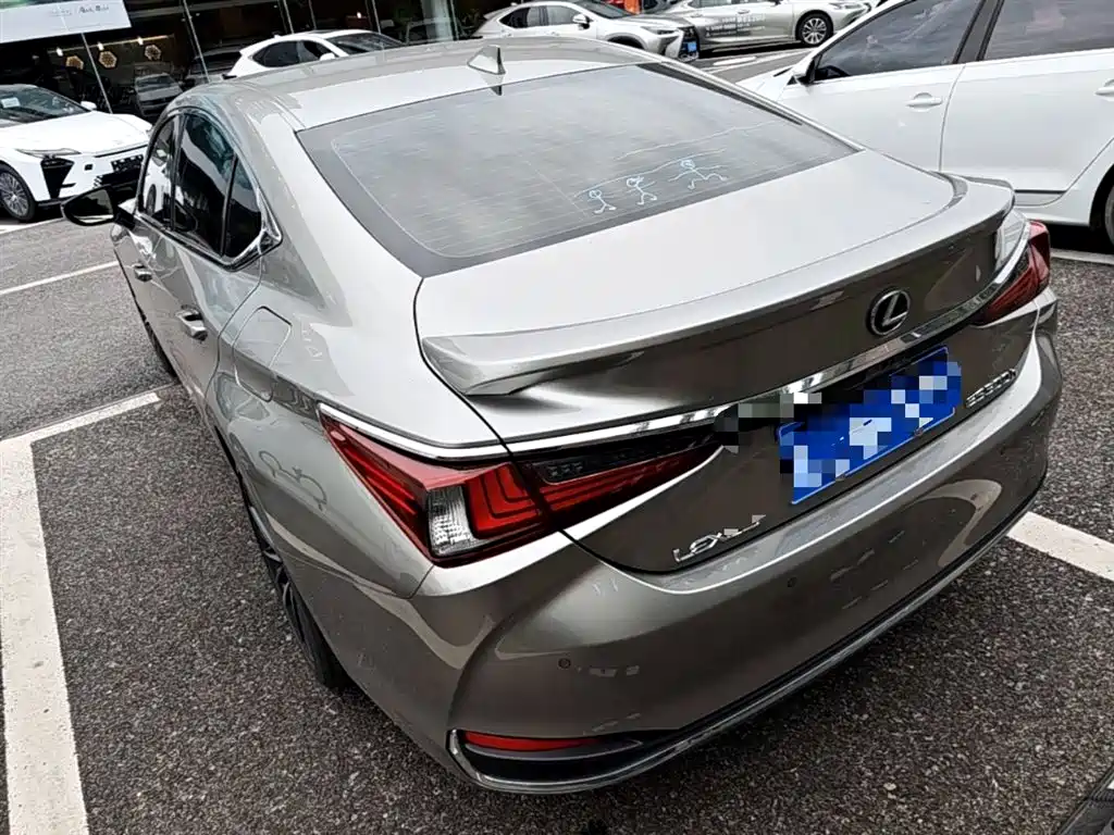 Lexus ES 2022 300h Ultimate Edition фото 9