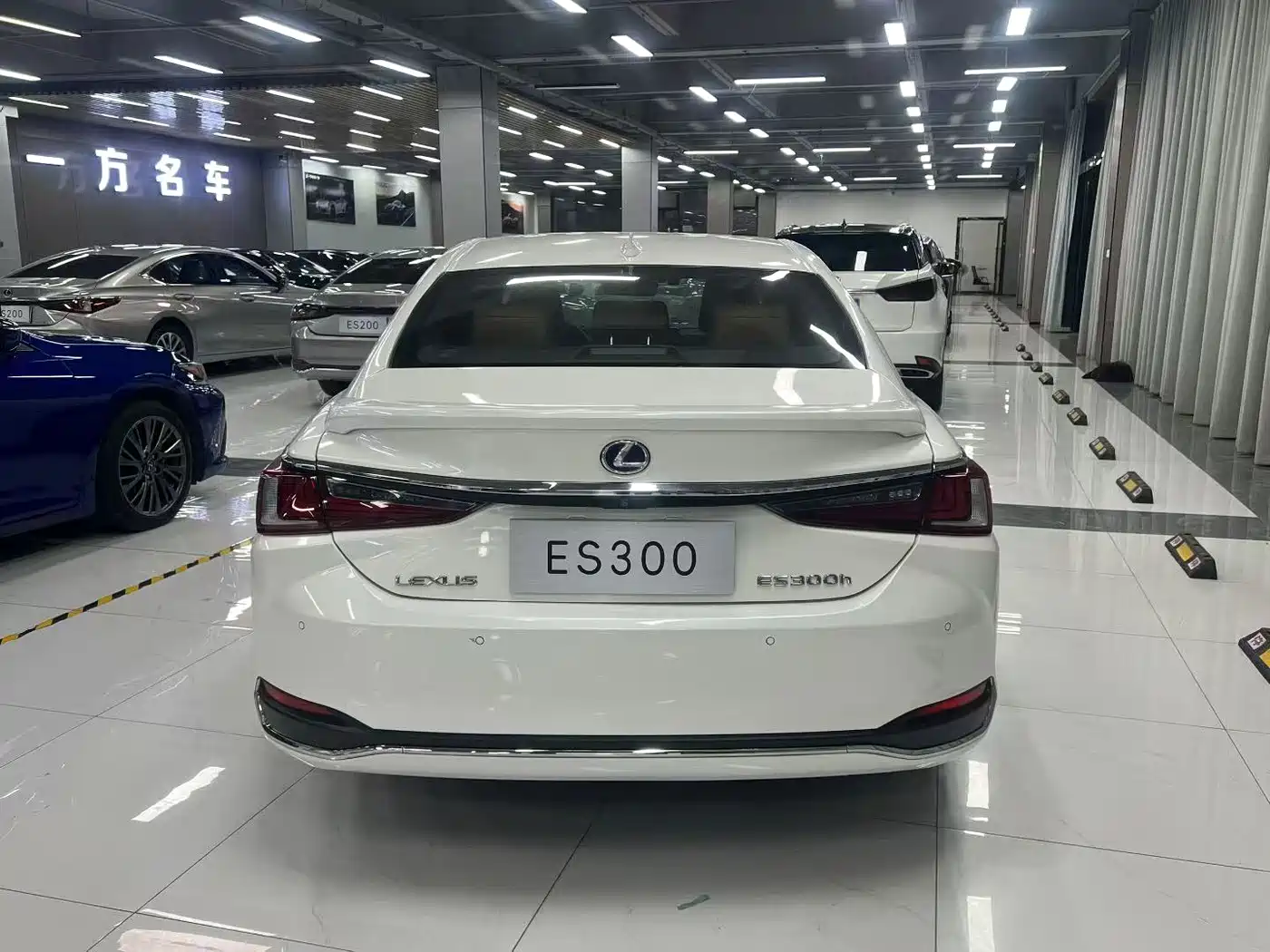 Lexus ES 2018 300h Executive Edition China V фото 8