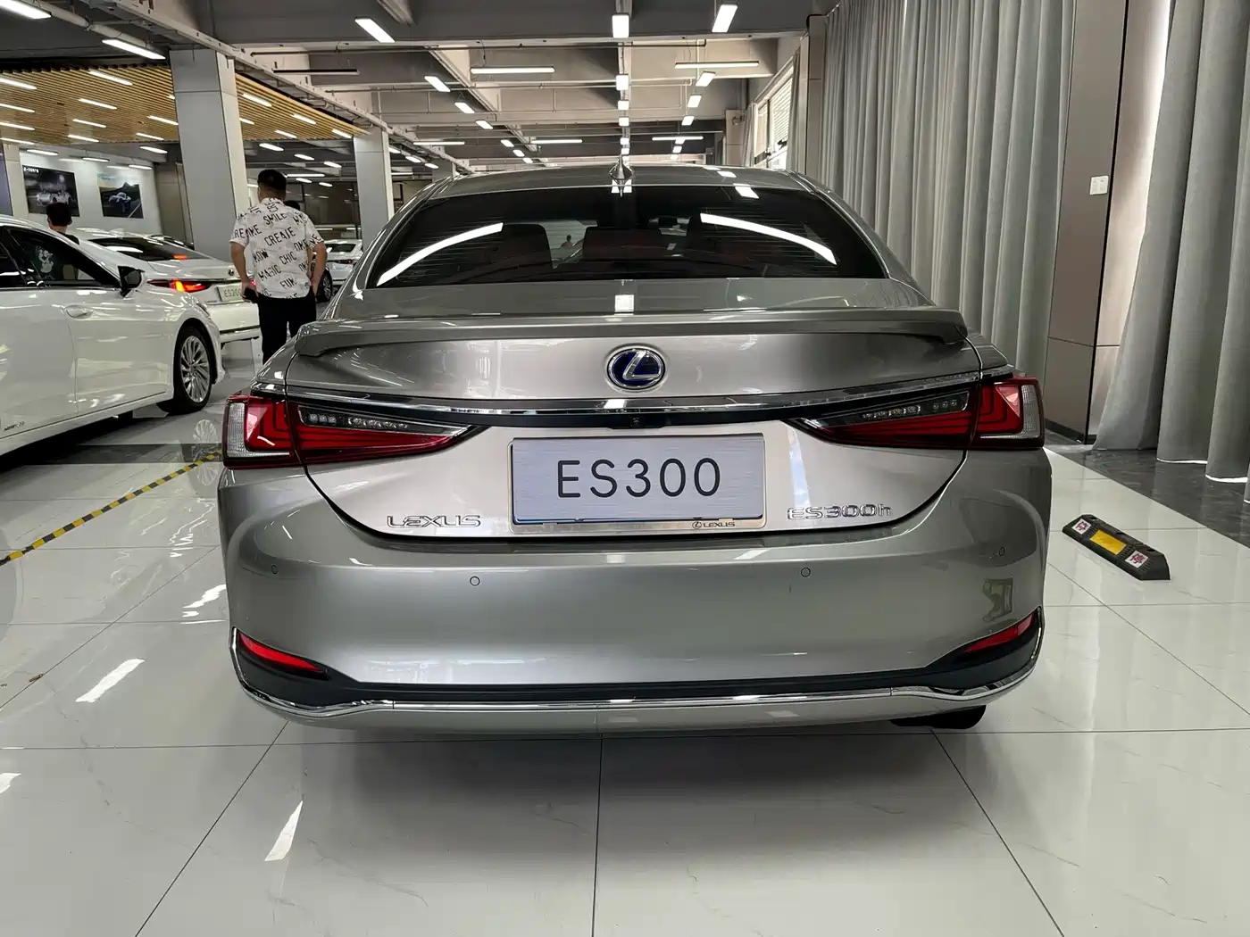 Lexus ES 2018 300h Excellence Edition China V фото 8