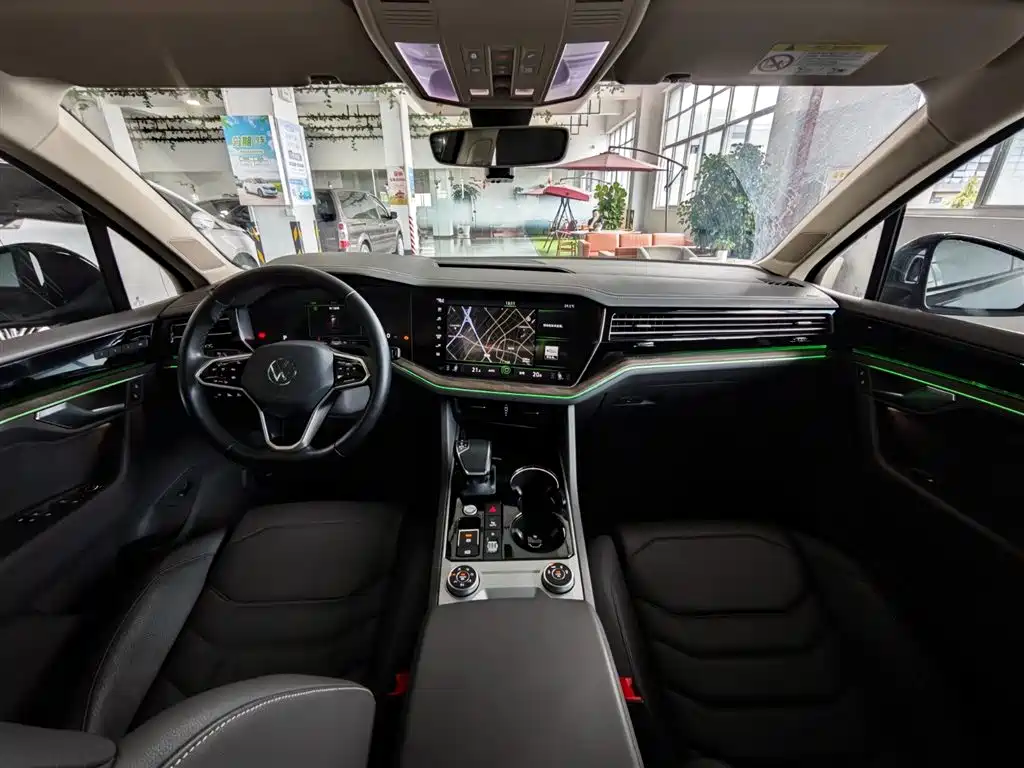 Volkswagen Touareg 2021 3.0TSI Sharp Edition with Gloss Black Sports Package фото 22