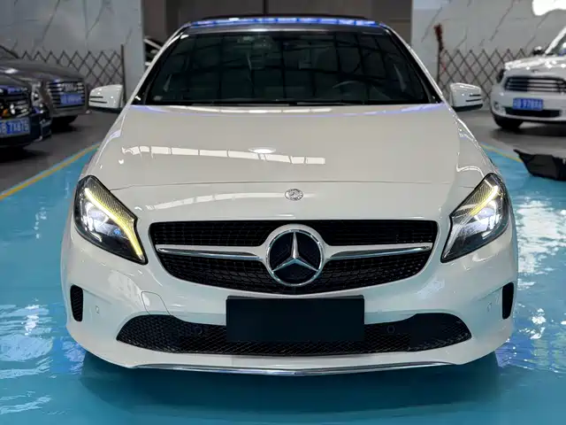 Mercedes-Benz A-Class (Import) 2016 A 200 Fashion — фото 2
