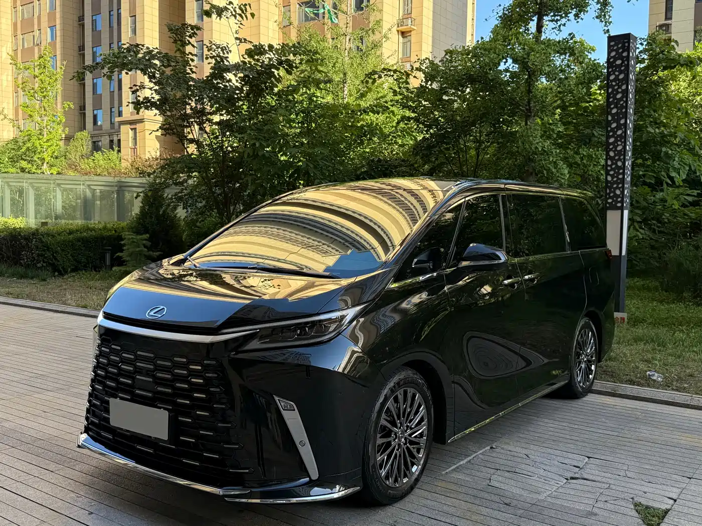 Lexus LM 2025 Model 500h Four-Seater Imperial Edition фото 2