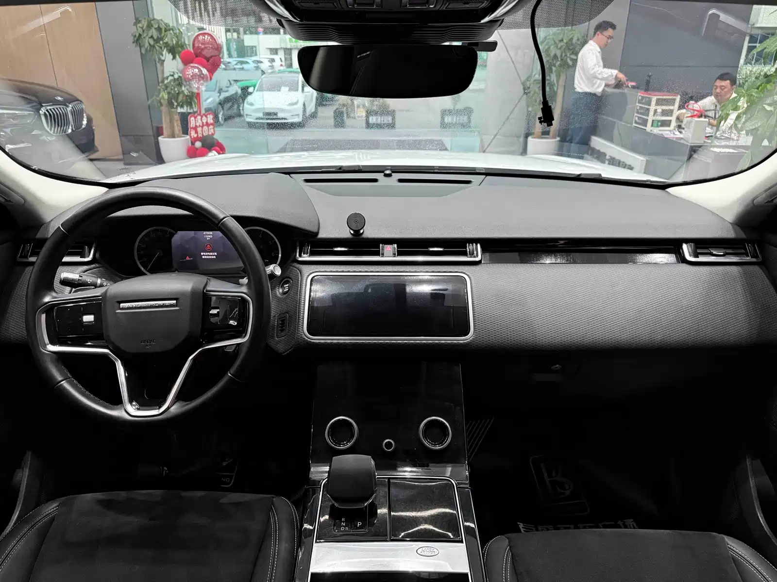 Фото 7 - Land Rover Range Rover Velar