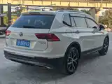 Photo 10 - Volkswagen Tiguan L