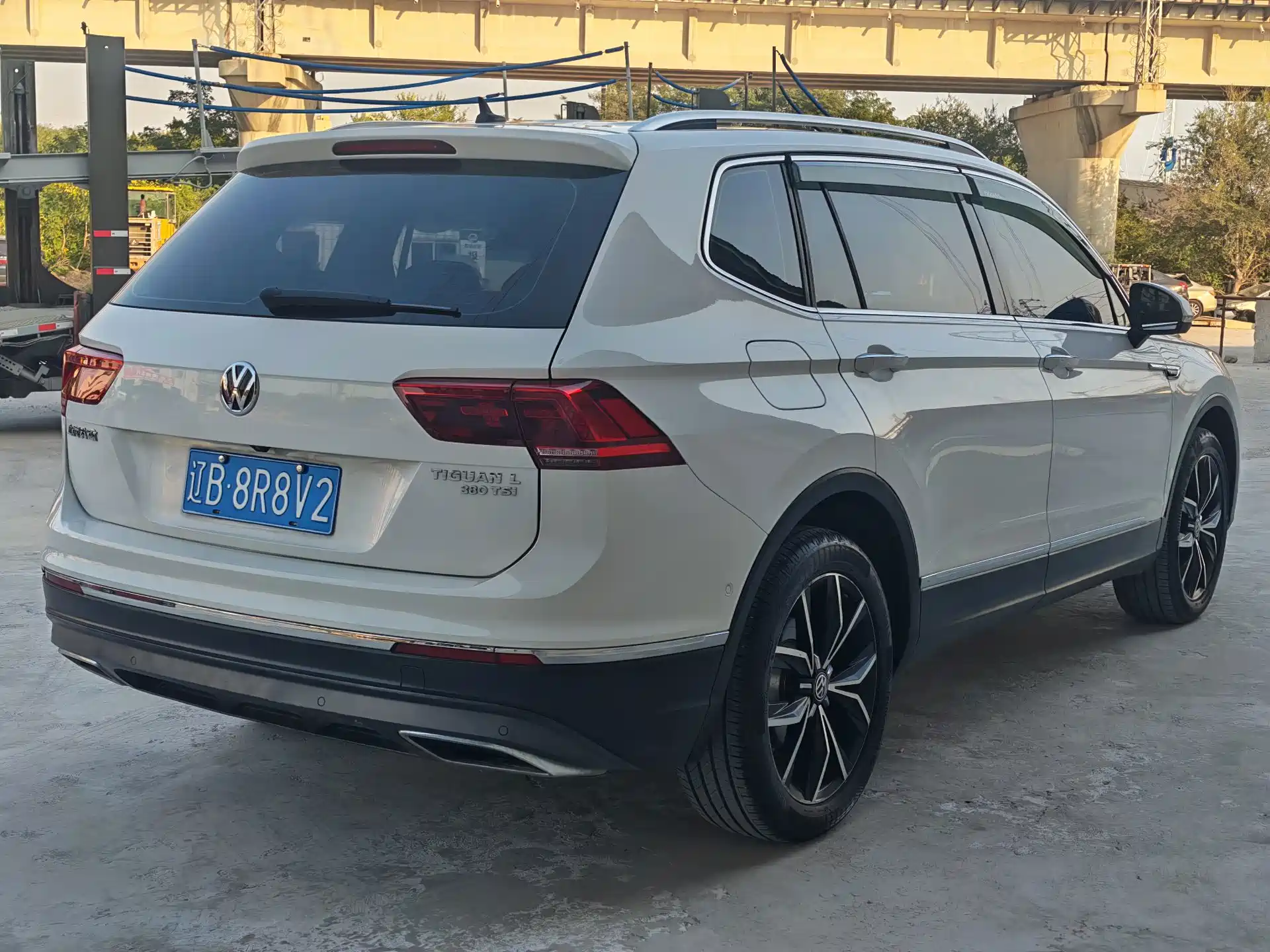 Photo 10 - Volkswagen Tiguan L