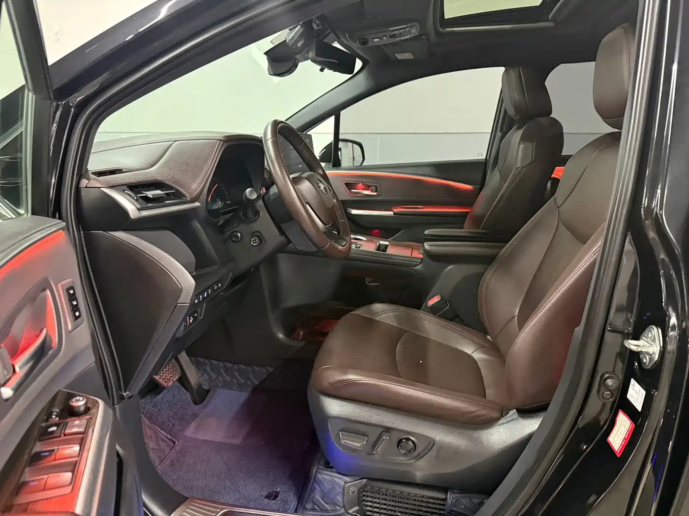 Toyota Sienna 2021 2.5L Hybrid Platinum Edition фото 10