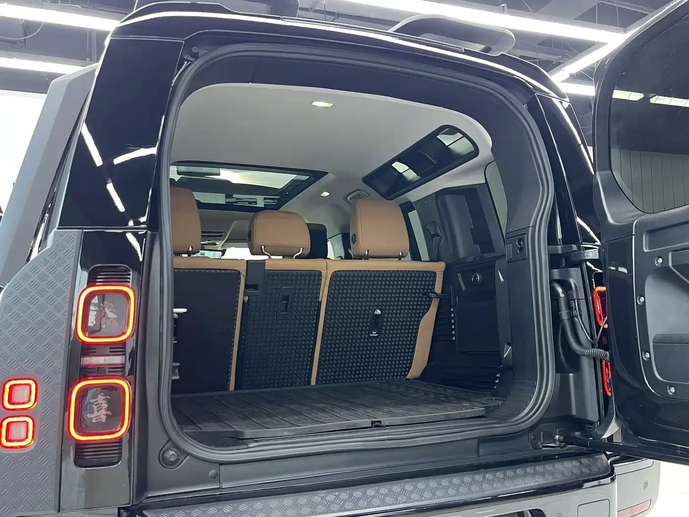 Land Rover Defender 2024 110 3.0T P400 Dark Special Edition фото 24