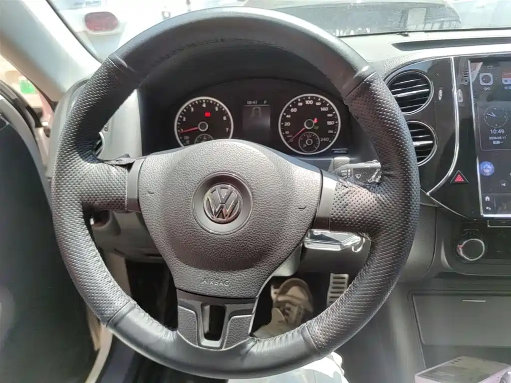 VOLKSWAGEN TIGUAN