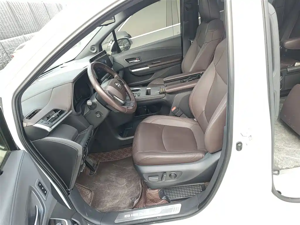 Toyota Sienna 2023 2.5L Hybrid Platinum Edition фото 11