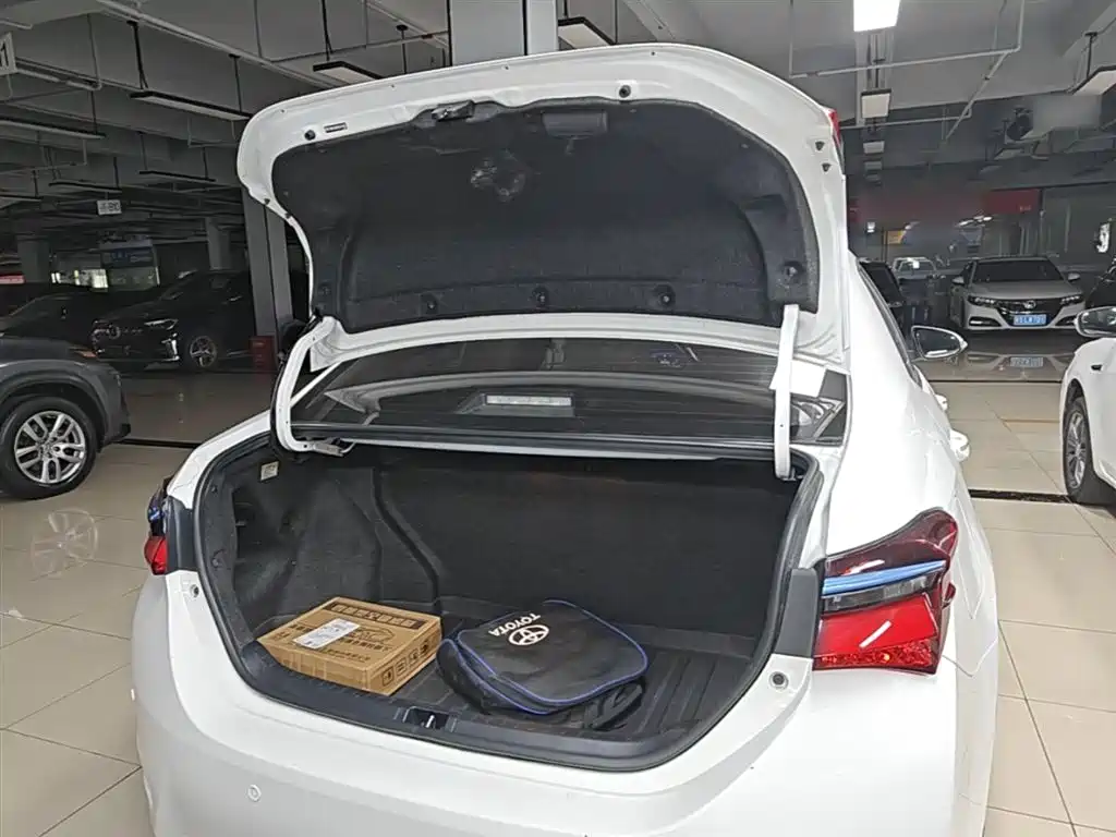 Toyota Corolla Twin Engine E+ 2019 1.8L E-CVT Leading Edition фото 19
