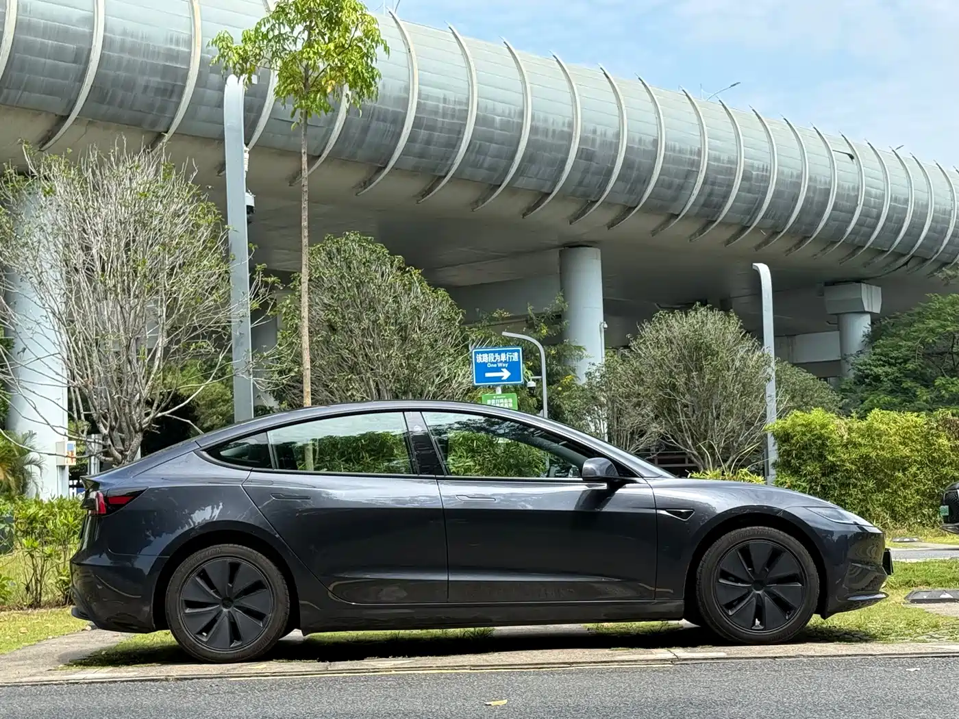 Tesla Model 3 2026 2025 Model Year Facelift Rear-Wheel Drive